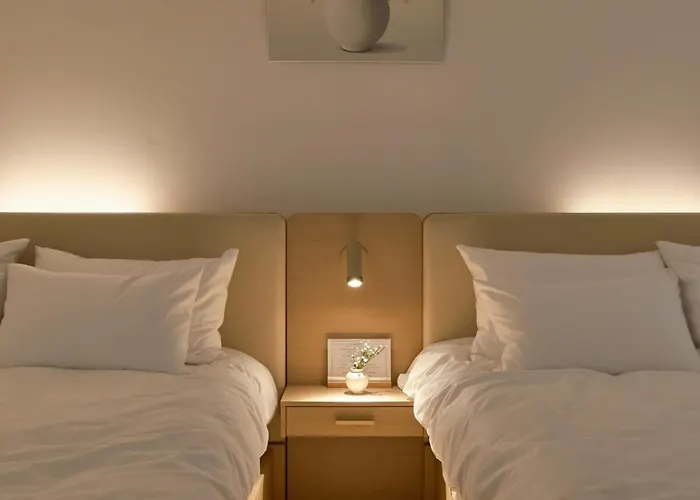 1st Floor, 3 Bedrooms, 5-min Walk To Mangwon Market, 10-min Walk To Subway, 5-min Walk To River, 10-min Walk To Hongdae, Family And Friends Accommodation, New *