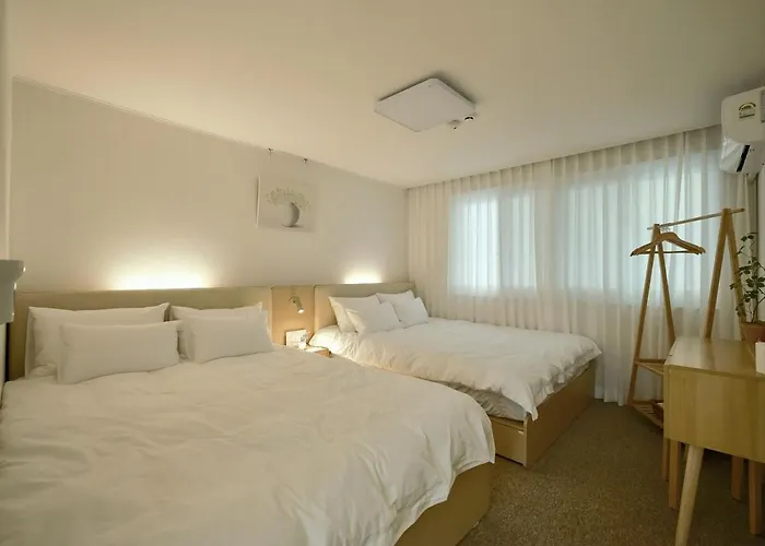 1st Floor, 3 Bedrooms, 5-min Walk To Mangwon Market, 10-min Walk To Subway, 5-min Walk To River, 10-min Walk To Hongdae, Family And Friends Accommodation, New