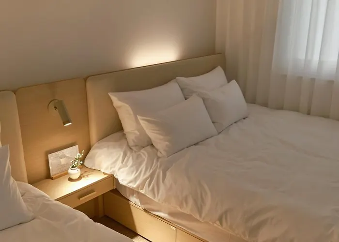 1st Floor, 3 Bedrooms, 5-min Walk To Mangwon Market, 10-min Walk To Subway, 5-min Walk To River, 10-min Walk To Hongdae, Family And Friends Accommodation, New *