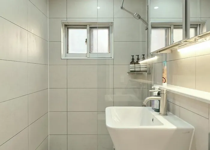 1st Floor, 3 Bedrooms, 5-min Walk To Mangwon Market, 10-min Walk To Subway, 5-min Walk To River, 10-min Walk To Hongdae, Family And Friends Accommodation, New * Seoel