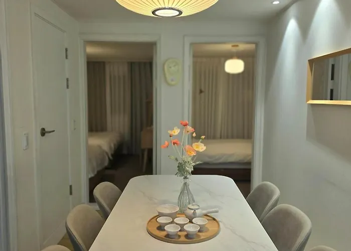 1st Floor, 3 Bedrooms, 5-min Walk To Mangwon Market, 10-min Walk To Subway, 5-min Walk To River, 10-min Walk To Hongdae, Family And Friends Accommodation, New Appartement *