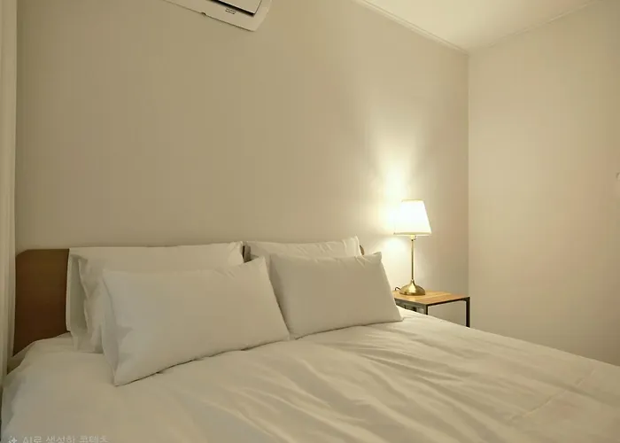 Appartement 1st Floor, 3 Bedrooms, 5-min Walk To Mangwon Market, 10-min Walk To Subway, 5-min Walk To River, 10-min Walk To Hongdae, Family And Friends Accommodation, New