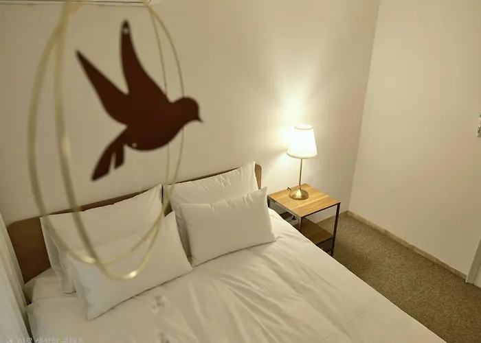 1st Floor, 3 Bedrooms, 5-min Walk To Mangwon Market, 10-min Walk To Subway, 5-min Walk To River, 10-min Walk To Hongdae, Family And Friends Accommodation, New Appartement *