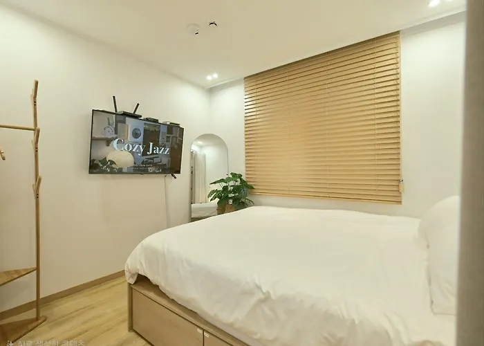 1st Floor, 3 Bedrooms, 5-min Walk To Mangwon Market, 10-min Walk To Subway, 5-min Walk To River, 10-min Walk To Hongdae, Family And Friends Accommodation, New Appartement
