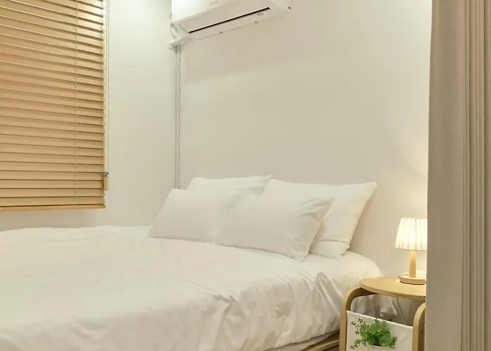 1st Floor, 3 Bedrooms, 5-min Walk To Mangwon Market, 10-min Walk To Subway, 5-min Walk To River, 10-min Walk To Hongdae, Family And Friends Accommodation, New