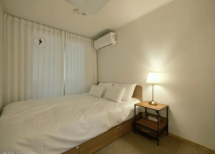 1st Floor, 3 Bedrooms, 5-min Walk To Mangwon Market, 10-min Walk To Subway, 5-min Walk To River, 10-min Walk To Hongdae, Family And Friends Accommodation, New Appartement
