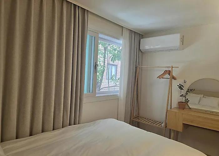 1st Floor, 3 Bedrooms, 5-min Walk To Mangwon Market, 10-min Walk To Subway, 5-min Walk To River, 10-min Walk To Hongdae, Family And Friends Accommodation, New Appartement