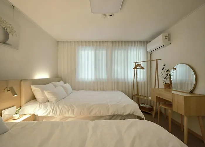 1st Floor, 3 Bedrooms, 5-min Walk To Mangwon Market, 10-min Walk To Subway, 5-min Walk To River, 10-min Walk To Hongdae, Family And Friends Accommodation, New