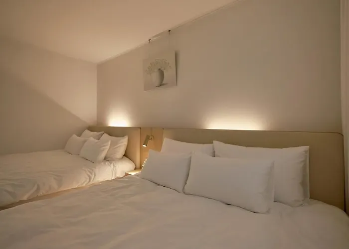 1st Floor, 3 Bedrooms, 5-min Walk To Mangwon Market, 10-min Walk To Subway, 5-min Walk To River, 10-min Walk To Hongdae, Family And Friends Accommodation, New Seoel