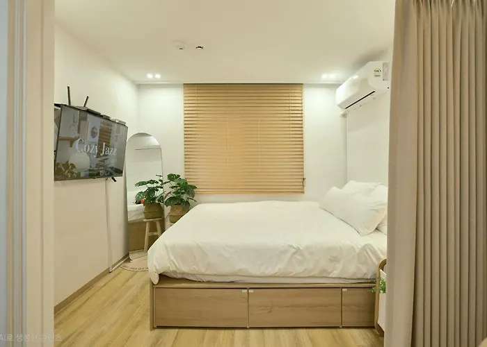 1st Floor, 3 Bedrooms, 5-min Walk To Mangwon Market, 10-min Walk To Subway, 5-min Walk To River, 10-min Walk To Hongdae, Family And Friends Accommodation, New