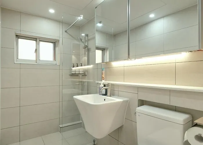 1st Floor, 3 Bedrooms, 5-min Walk To Mangwon Market, 10-min Walk To Subway, 5-min Walk To River, 10-min Walk To Hongdae, Family And Friends Accommodation, New
